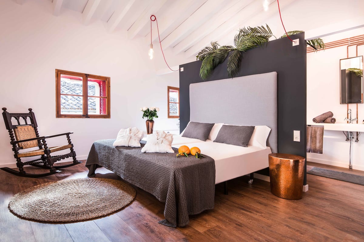 Luxe beddengoed, een minibar, een kluis op de kamer, een bureau