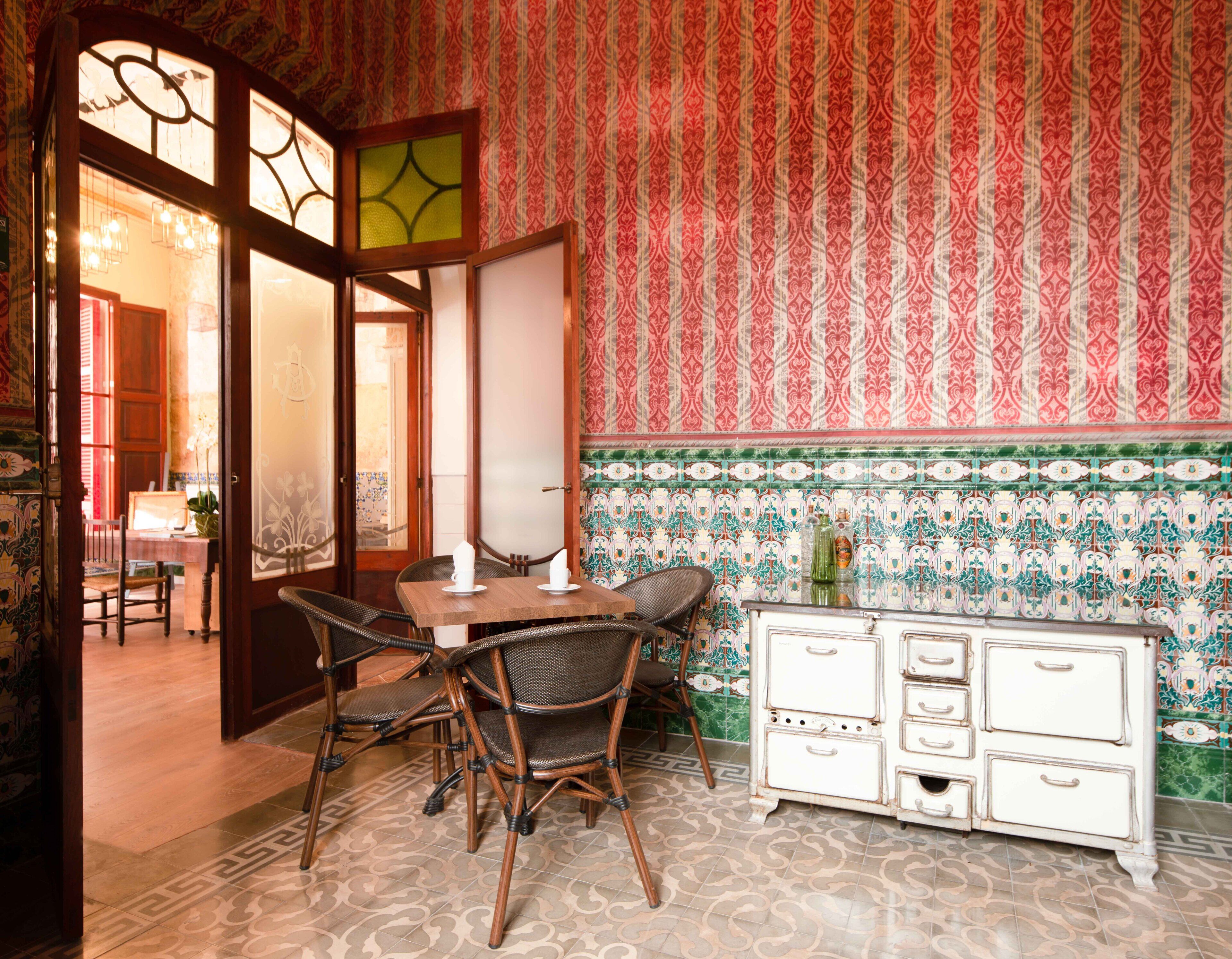 daily cooked-to-order breakfast (eur 8.00 per person)