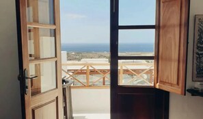 Suíte júnior, terraço, vista para o oceano | Frigobar (abastecido com itens grátis), individualmente mobiliados