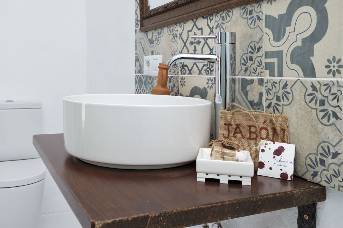 standard double room, ocean view | bathroom | shower, free toiletries, hair dryer, slippers