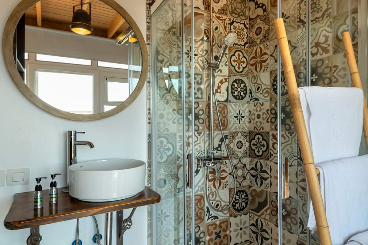 shower, free toiletries, hair dryer, slippers