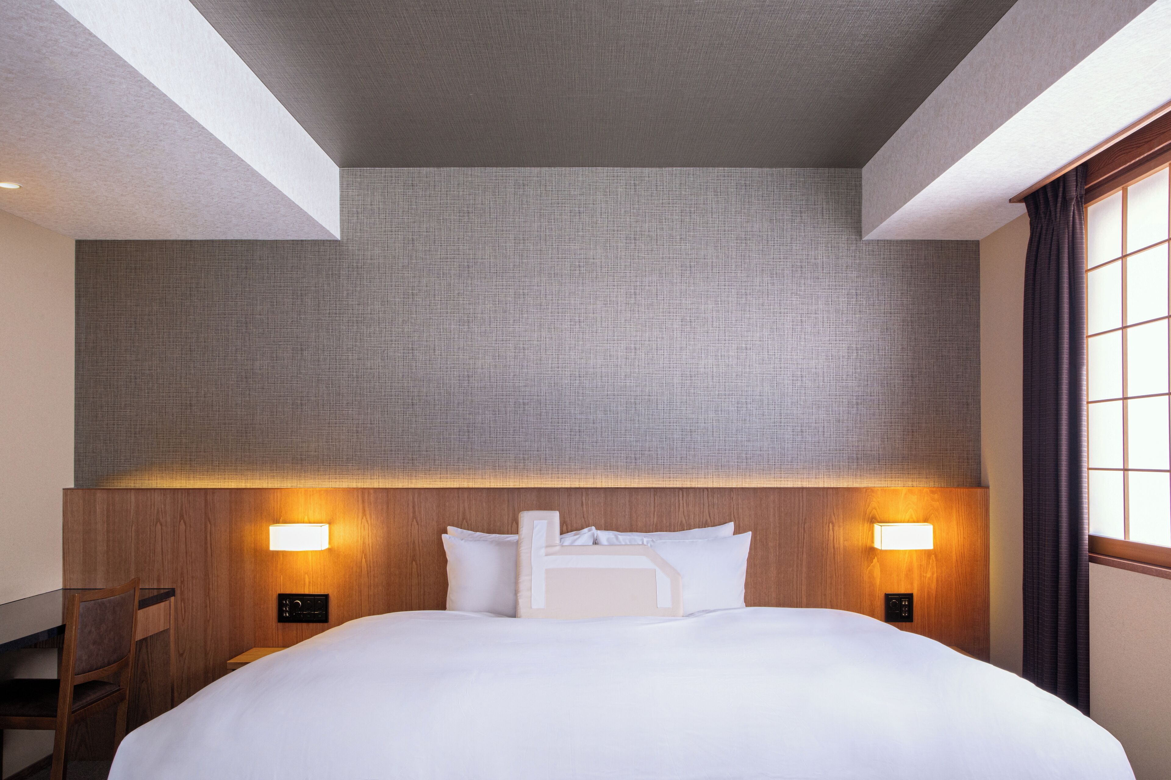 deluxe king room b | premium bedding, down duvets, pillow-top beds, in-room safe