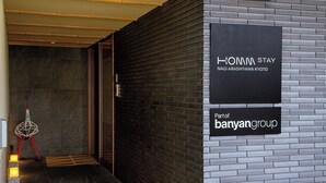 En moderne hotelindgang med skilt for Honnami Stay i Nagi Arashiyama, Kyoto.