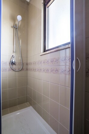 Standard Apartment, 2 Bedrooms | Bathroom | Shower, bidet, towels - Appartamenti Albero di Giada (Polignano a Mare)