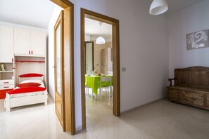 Classic-Apartment, 2 Schlafzimmer | 2 Schlafzimmer, individuell dekoriert, individuell eingerichtet