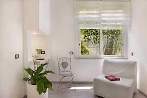 Chambre triple Confort, baignoire, vue sur la cour intérieure | Intérieur