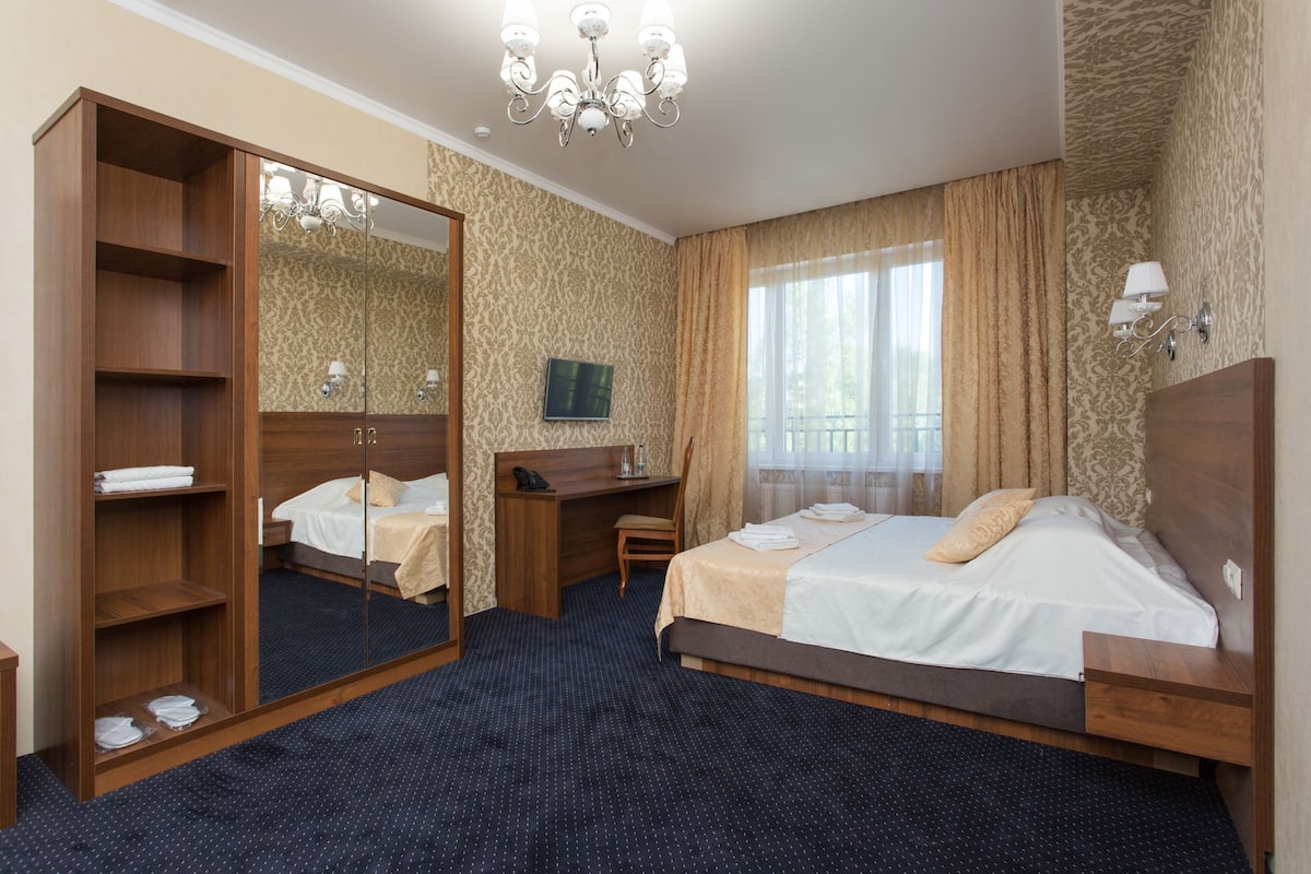Superior tweepersoonskamer, uitzicht op stad | Luxe beddengoed, een kluis op de kamer, een bureau, gratis wifi