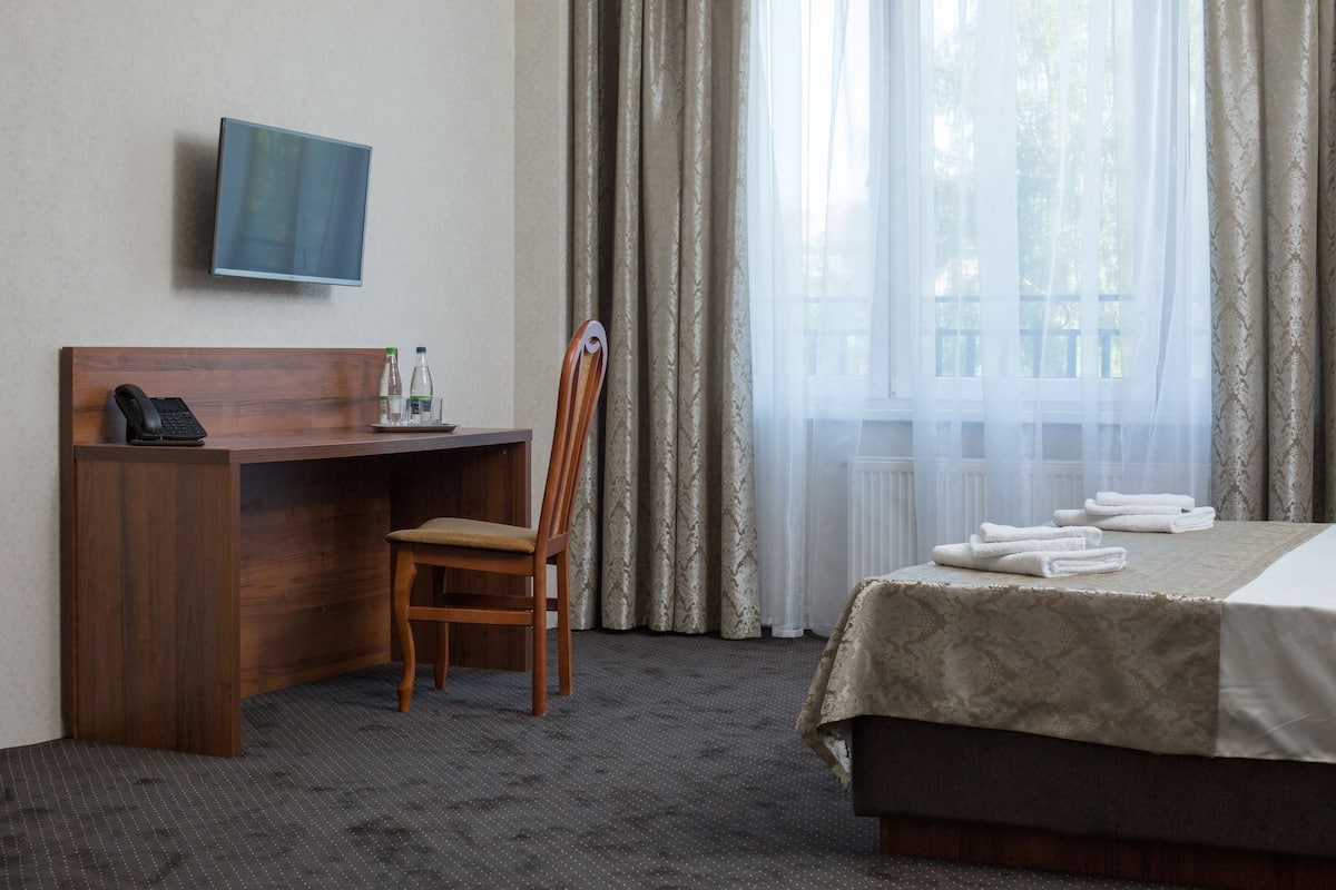 Junior tweepersoonskamer, uitzicht op stad | Luxe beddengoed, een kluis op de kamer, een bureau, gratis wifi