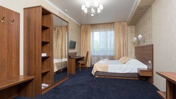 Superior Double Room, City View | Peralatan tempat tidur premium, peti besi dalam bilik, meja