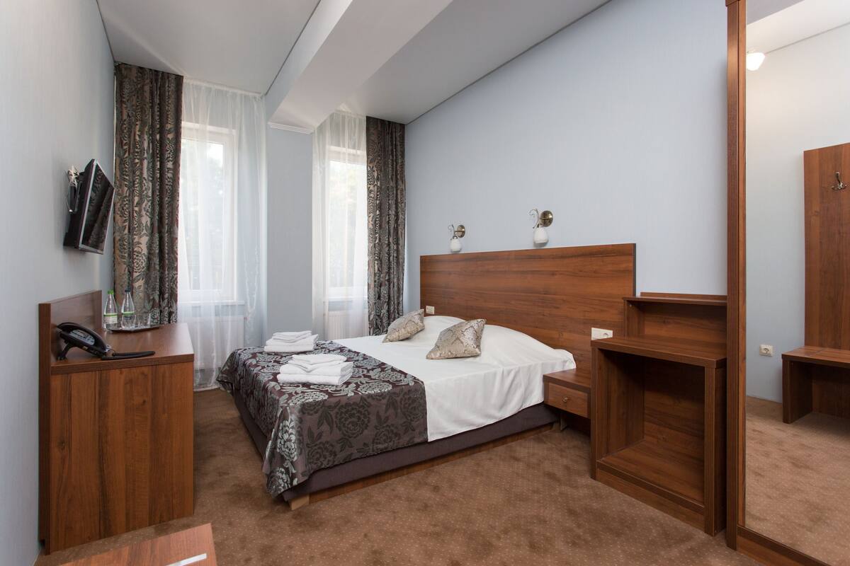 Standaard tweepersoonskamer, uitzicht op stad | Luxe beddengoed, een kluis op de kamer, een bureau, gratis wifi