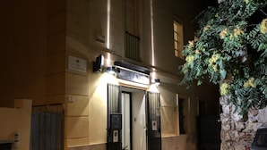 Un edificio con un letrero que dice 