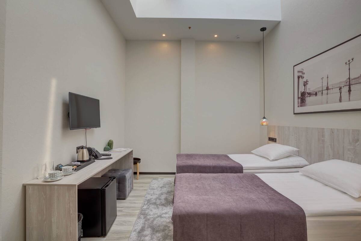 2 bedrooms, premium bedding, minibar, in-room safe