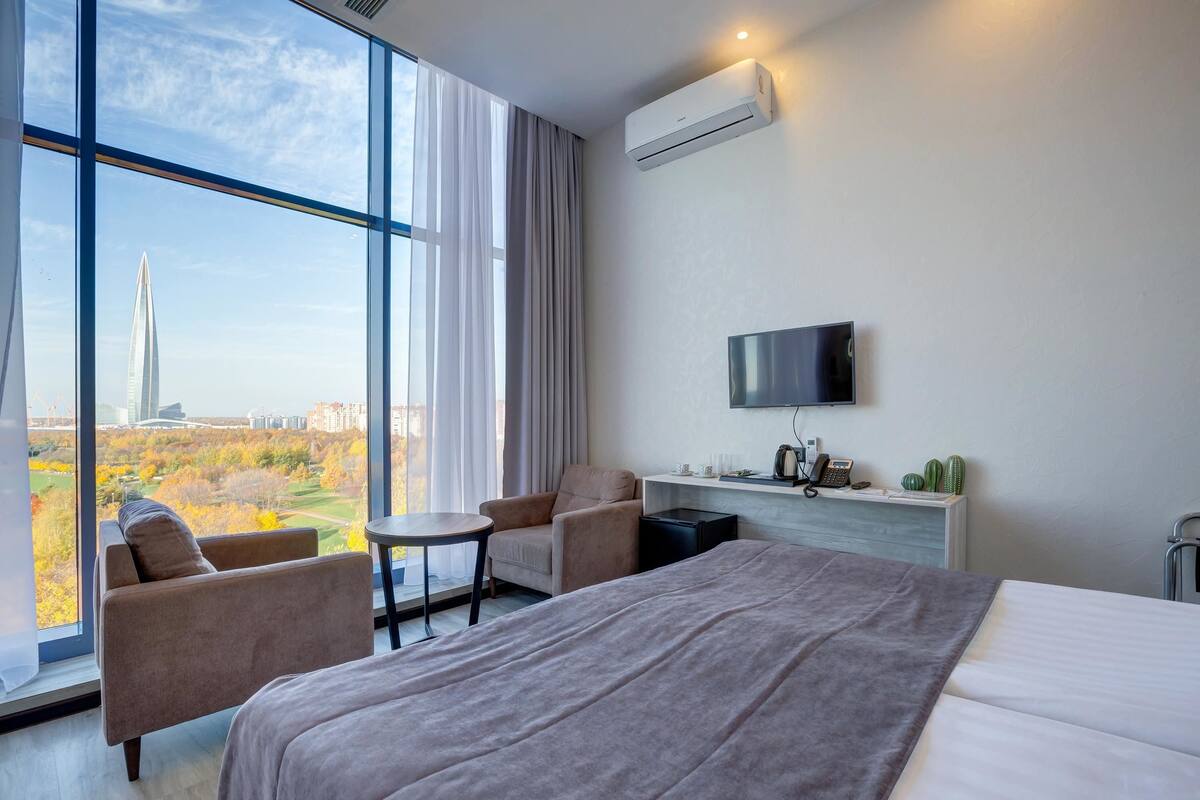 2 bedrooms, premium bedding, minibar, in-room safe