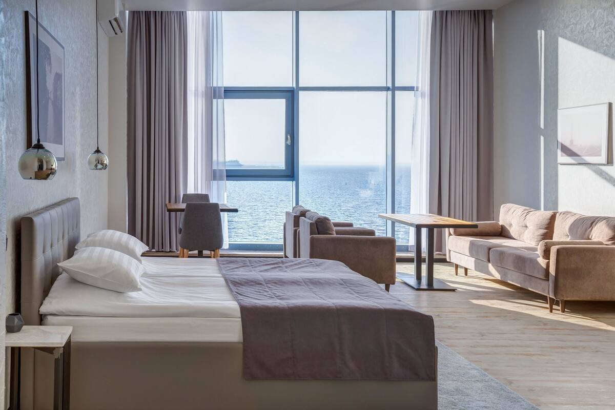 2 bedrooms, premium bedding, minibar, in-room safe