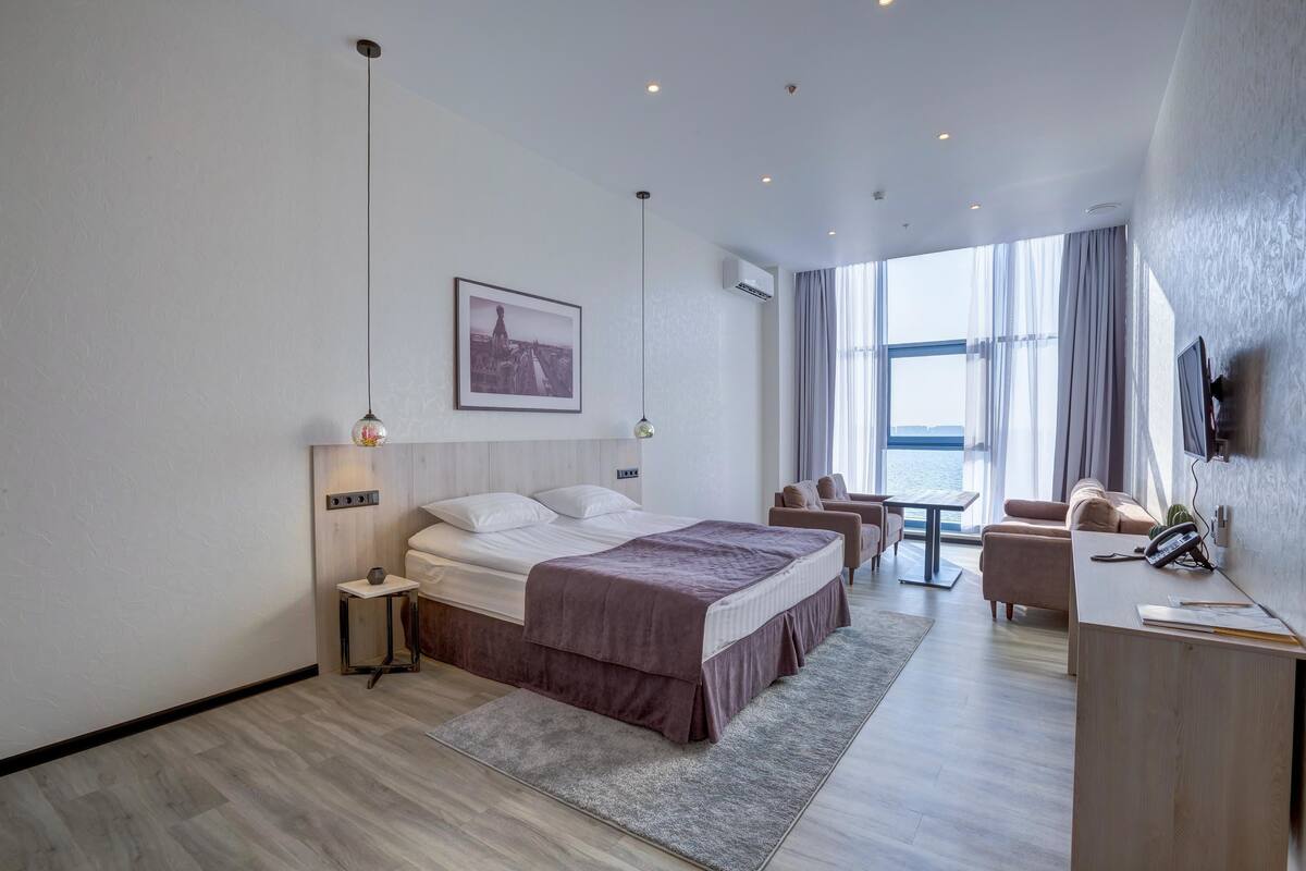 2 bedrooms, premium bedding, minibar, in-room safe