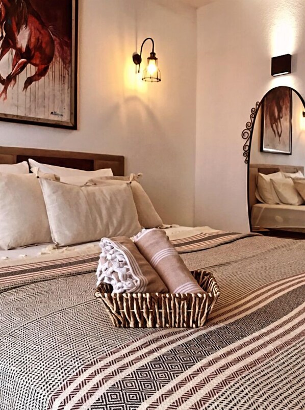 Suite, vue ville (Bay Window) | Coffres-forts dans les chambres, bureau