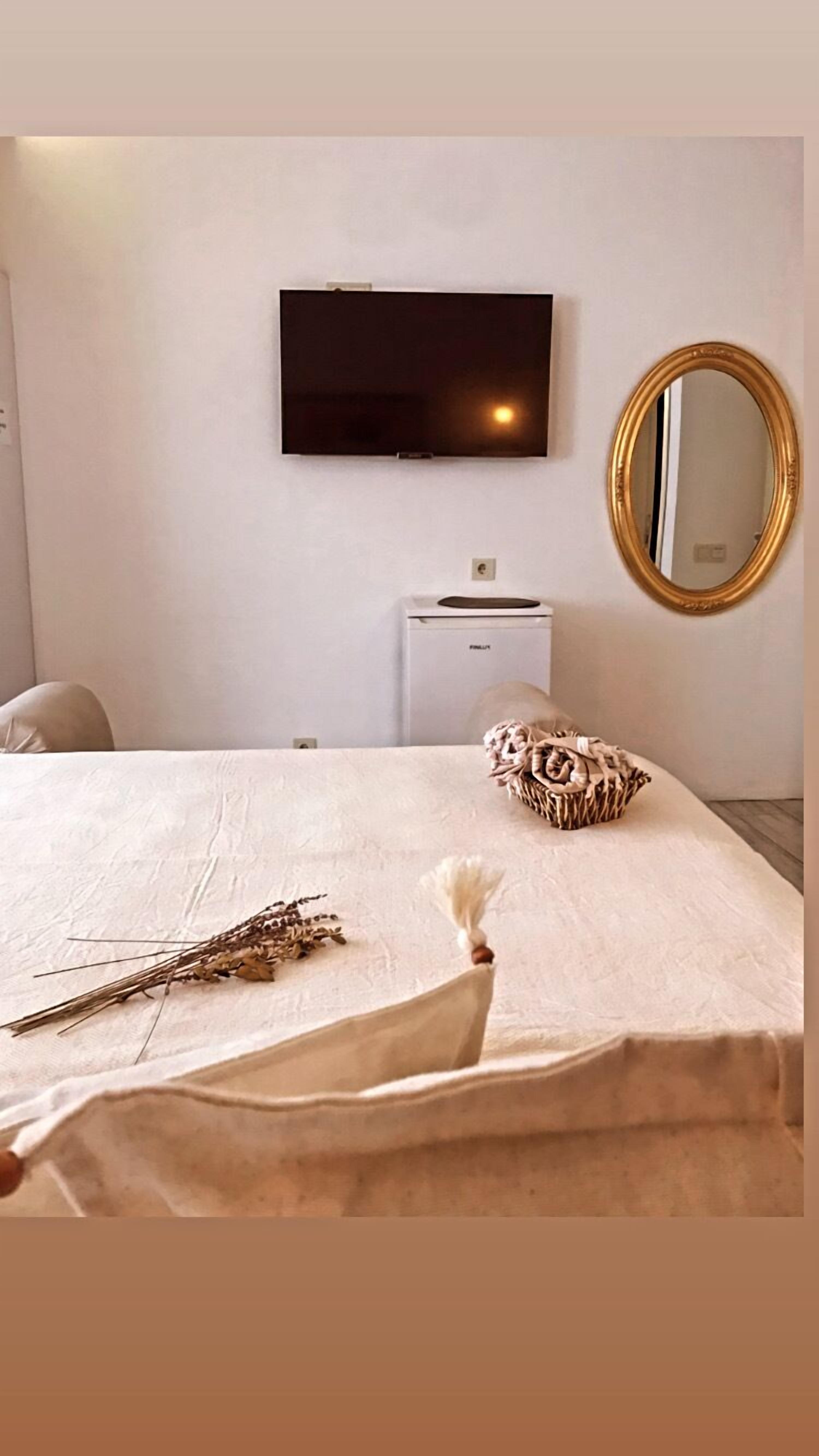 suite, city view (bay window) | in-room safe, desk, laptop workspace, soundproofing