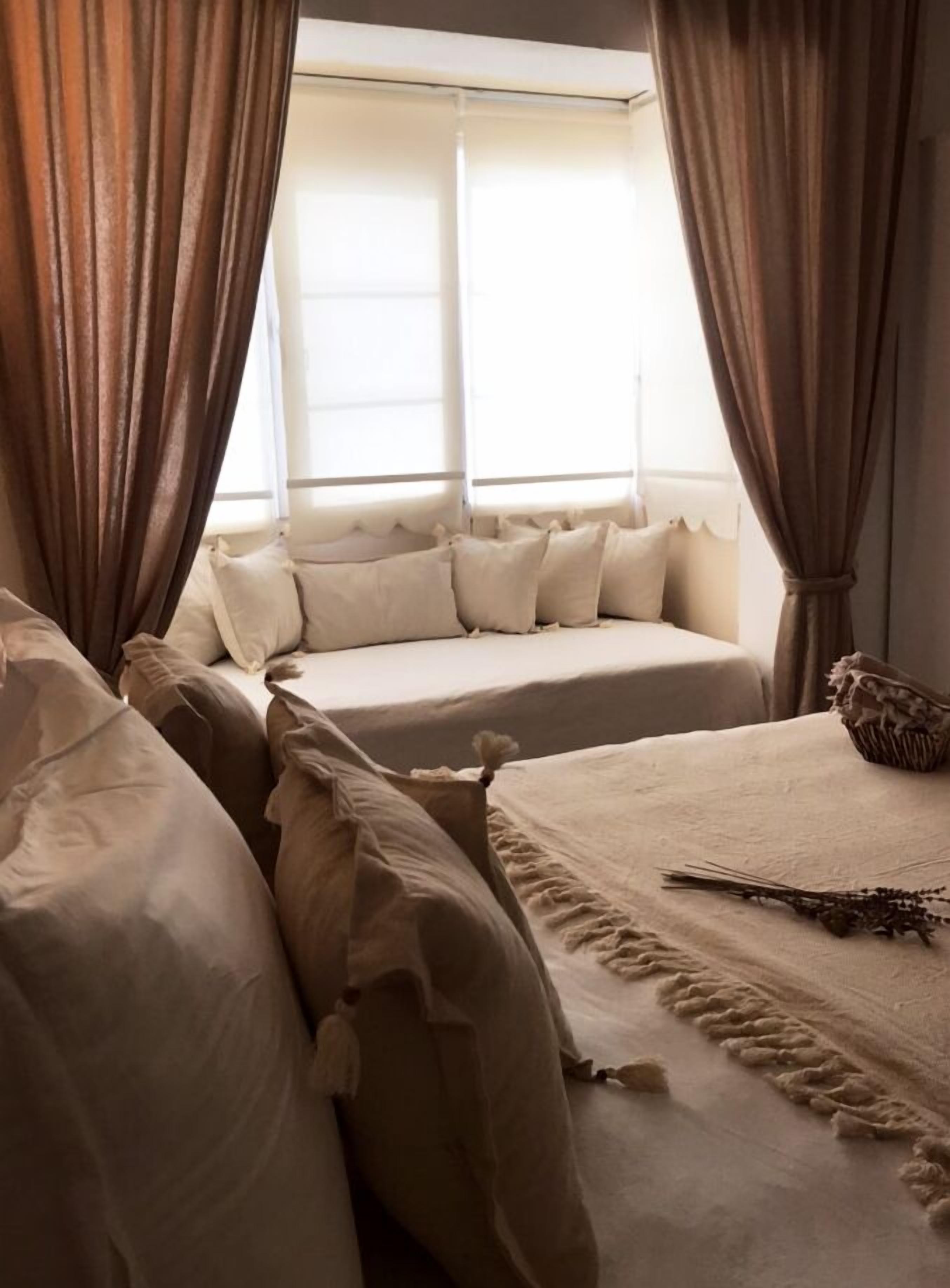 suite, city view (bay window) | in-room safe, desk, laptop workspace, soundproofing