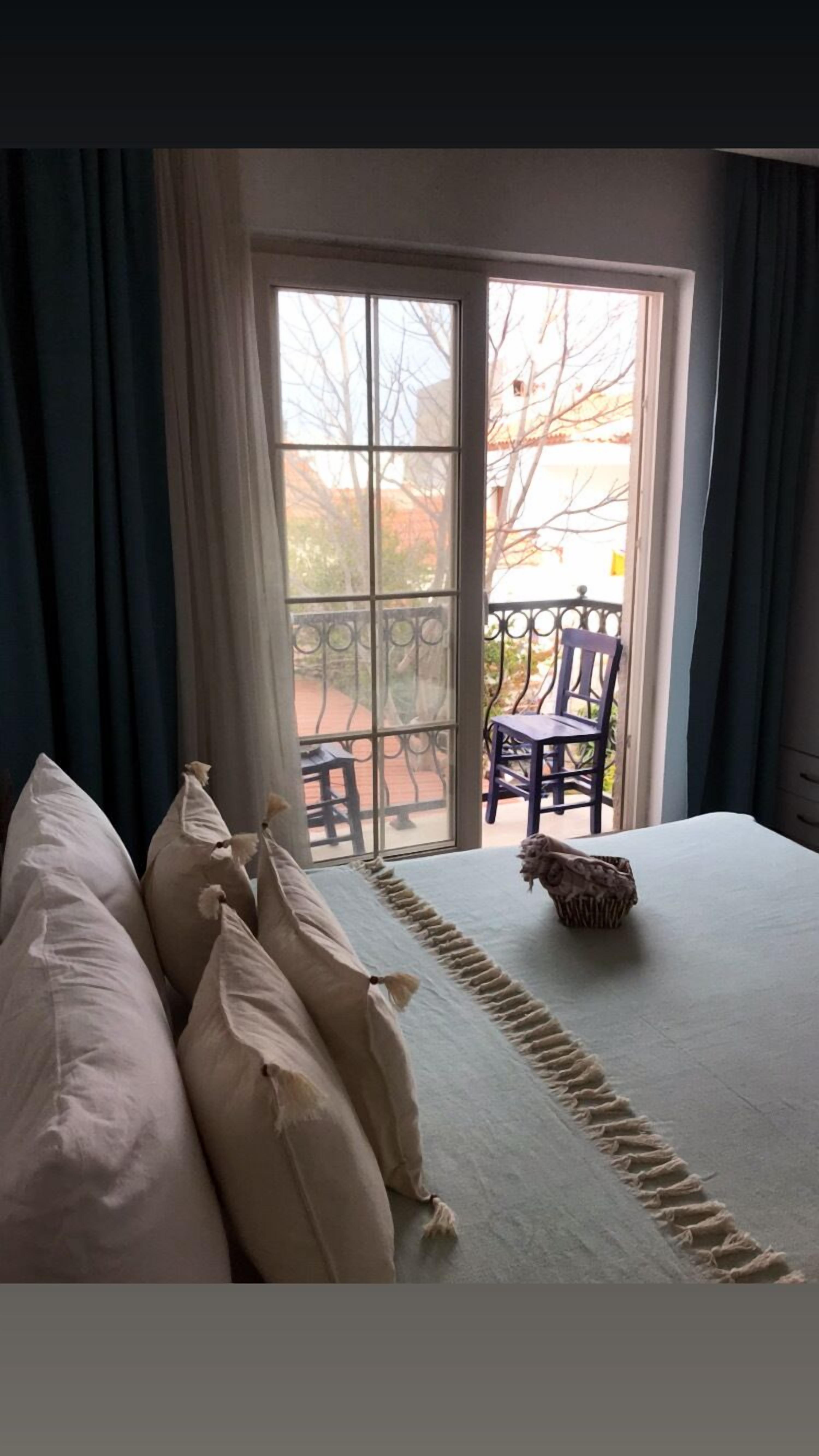 deluxe room, balcony, garden view | in-room safe, desk, laptop workspace, soundproofing