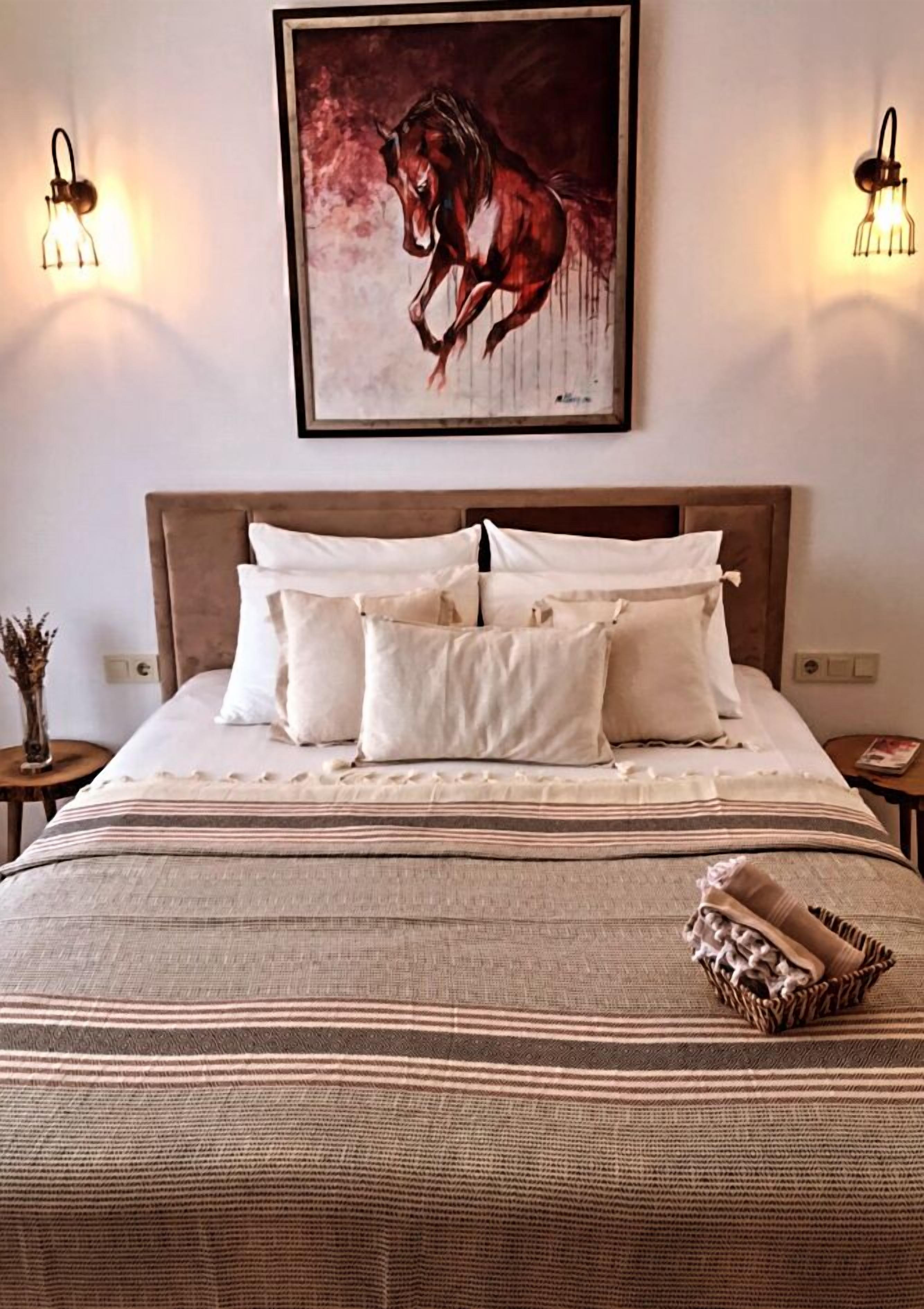 suite, city view (bay window) | in-room safe, desk, laptop workspace, soundproofing