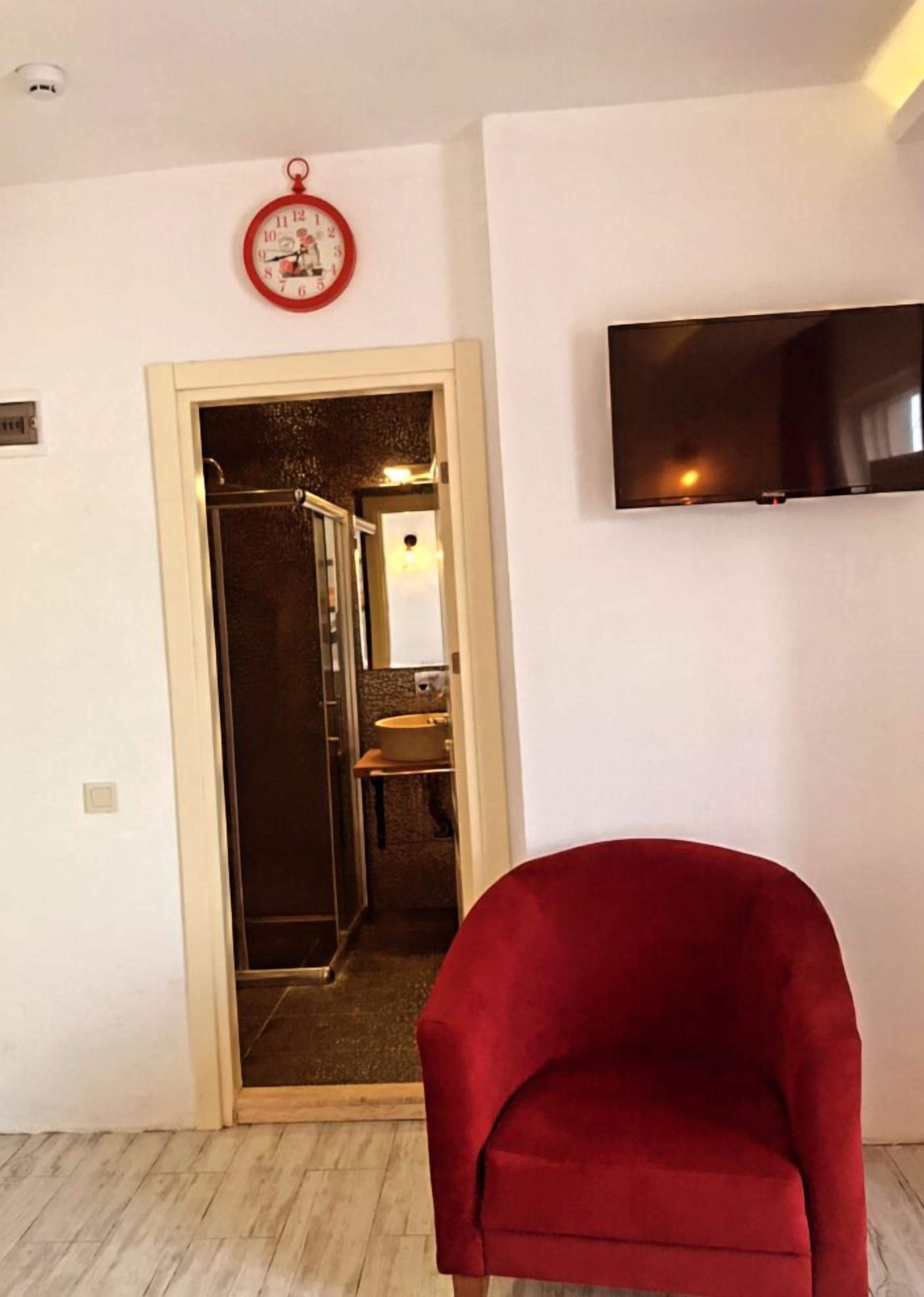 deluxe room, balcony, garden view | in-room safe, desk, laptop workspace, soundproofing