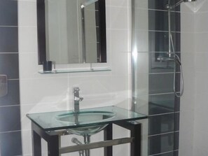 Standard Cottage, Ensuite, Garden View | Bathroom - Chambres D'hôtes & Gites Pouget (Les Eyzies)