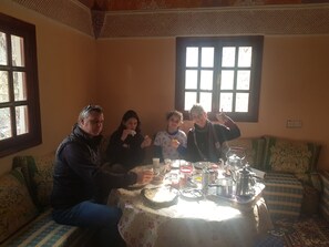 En 29-tommers plasma-TV med kabel-kanaler samt TV