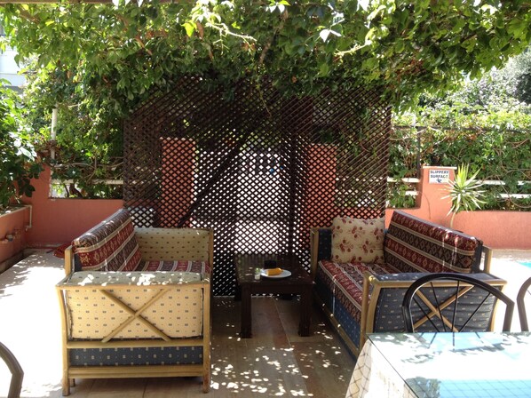 早餐,供應午餐和晚餐