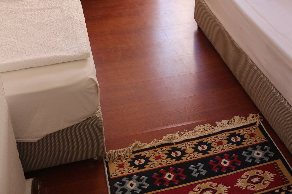Habitación triple, 3 camas individuales | Caja fuerte, escritorio, tabla de planchar con plancha y wifi gratis