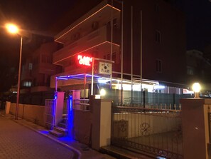 住宿正面 (夜晚)