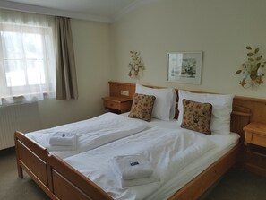 Safe på rommet, skrivebord, blendingsgardiner og wi-fi (inkludert)