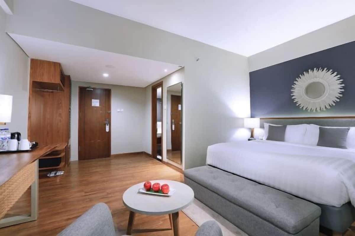 Premium bedding, in-room safe, desk, free WiFi