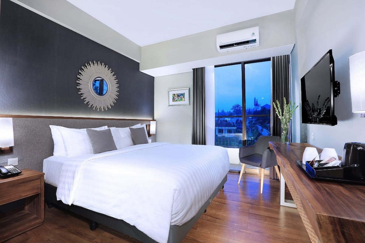 Superior | Premium bedding, in-room safe, desk, free WiFi