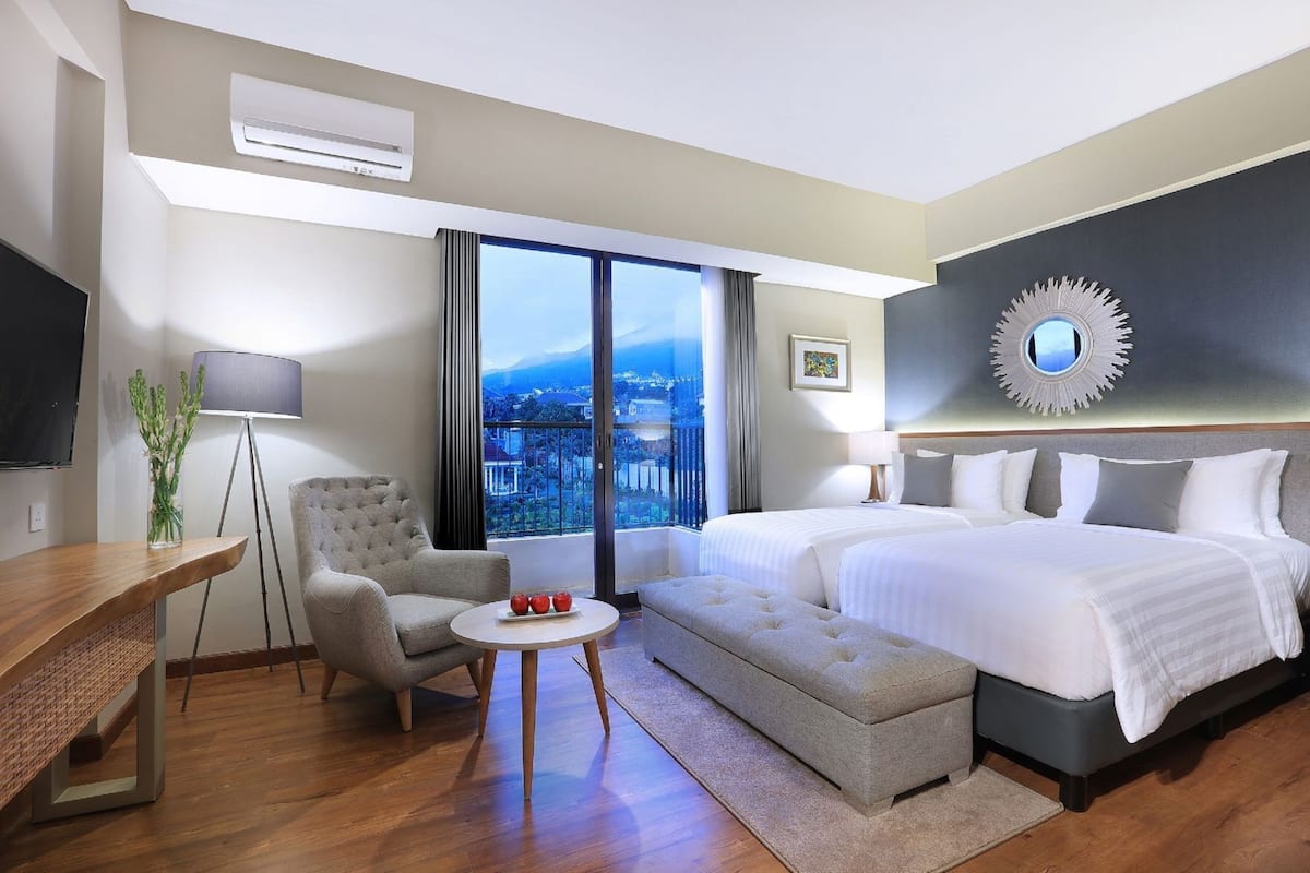 Ropa de cama de alta calidad y caja de seguridad en la habitación