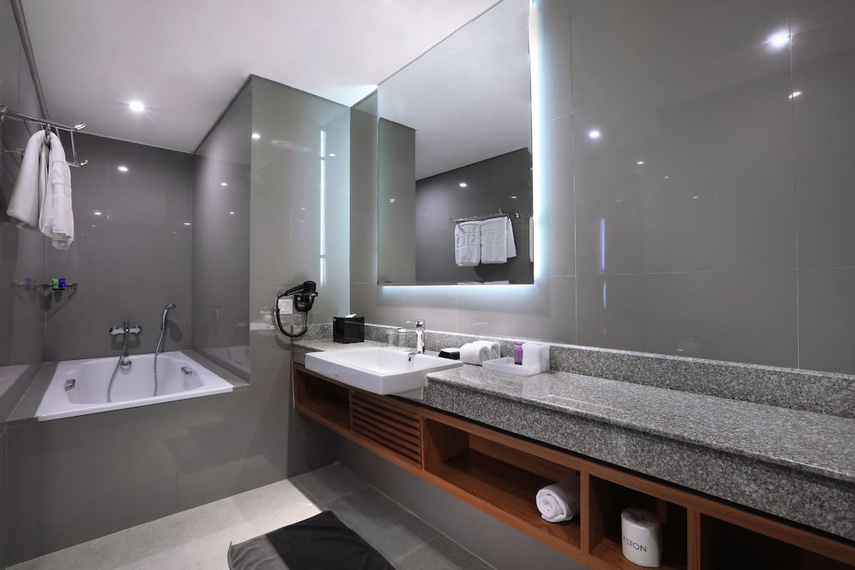 aston suite | bathroom | shower, free toiletries, hair dryer, slippers