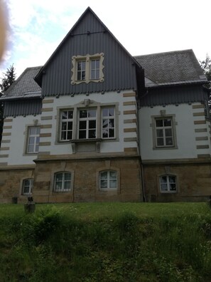 A large, historic building with multiple windows and a prominent central entrance. - Villa Unger (Altenberg)