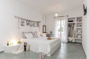 Desk, soundproofing, free cribs/infant beds, free WiFi - Palatiana Agriturismo Philoxenia Cottages (Naxos)