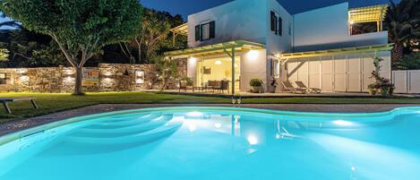 Fassade der Unterkunft – Abend/Nacht