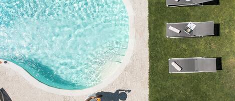 Piscine extérieure (ouverte en saison), parasols de plage