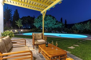 Seasonal outdoor pool, pool umbrellas, sun loungers - Palatiana Agriturismo Philoxenia Cottages (Naxos)