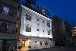 住宿正面 (夜晚)