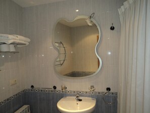 Combined shower/tub, bidet, towels, shampoo