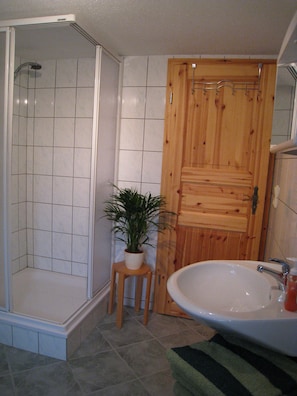 Shower, hair dryer, towels, toilet paper - Kammbaude Neuhermsdorf (Hermsdorf-Erzgebirge)