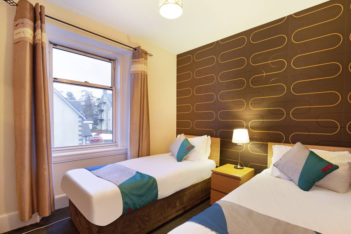 Standard Twin Room, 2 Katil Bujang (Single) (Shared) | Meja, seterika/papan seterika, Wi-fi percuma, cadar katil