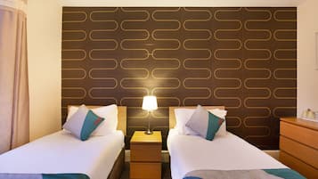 Habitació amb dos llits individuals estàndard, 2 llits individuals (Shared) | Escriptori, planxa i posts de planxar, wifi gratuïta i roba de llit