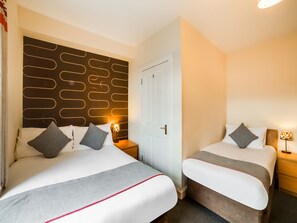 ห้องสแตนดาร์ด, หลายเตียง (Family of 3) | โต๊ะทำงาน, เตารีด/โต๊ะรีดผ้า, Wi-Fi ฟรี, ผ้าปูที่นอน