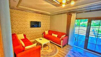 Suite familiar, vista a la montaña | Insonorización, tabla de planchar con plancha y wifi gratis