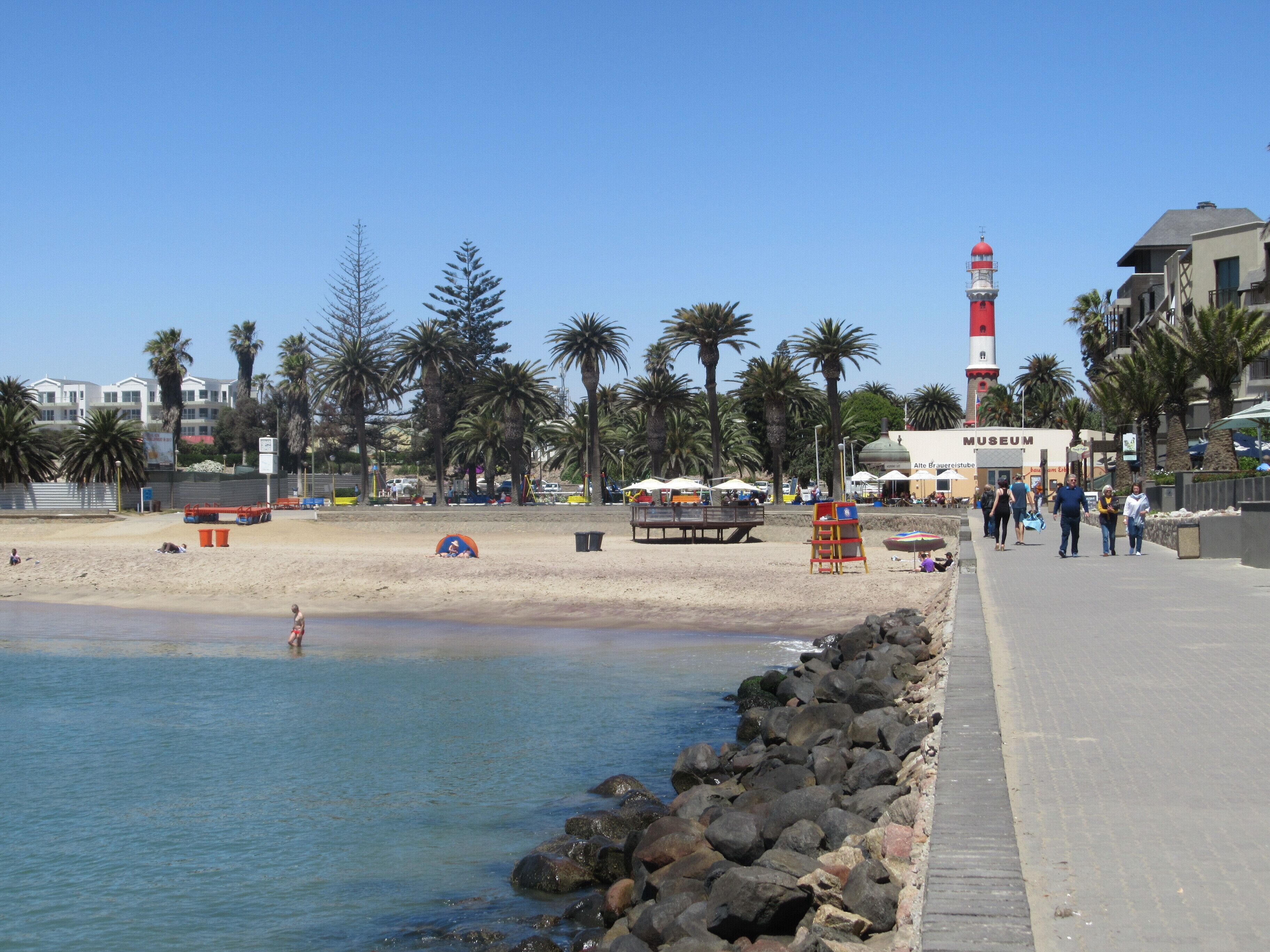 Una playa cerca, sombrillas, toallas de playa, yoga en la playa
