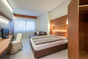 In-room safe, desk, free WiFi, bed sheets - Hotel Daniela (Levico Terme)