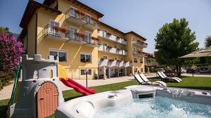 A hotel with a hot tub, a castle-themed play structure, and a slide. - Hotel Daniela (Levico Terme)